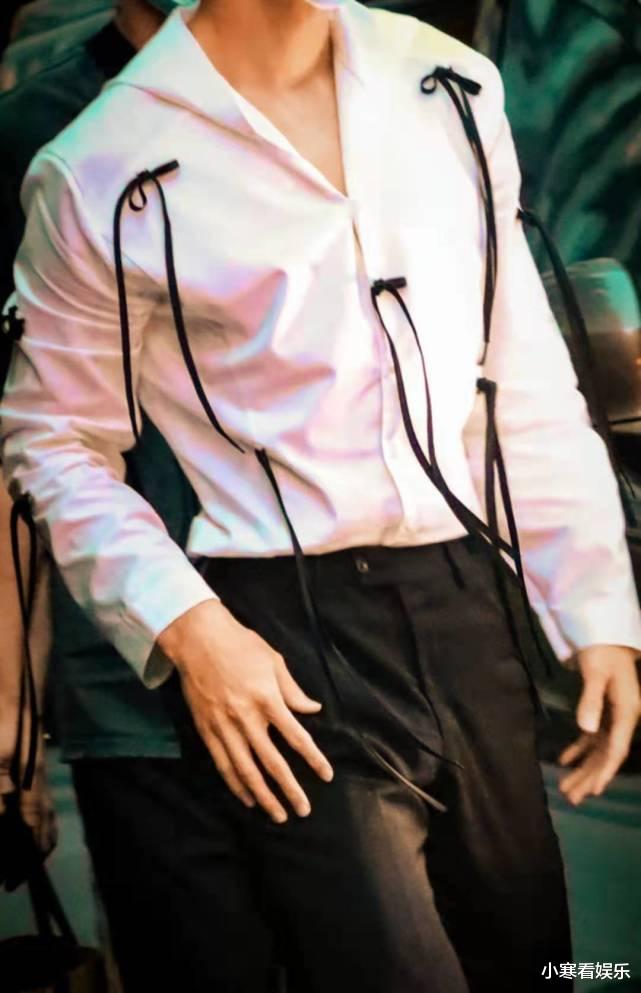 张哲瀚|帅气的小哲已上线，张哲瀚以蝴蝶结丝带白衬衫造型现身直播间，眼神绝了