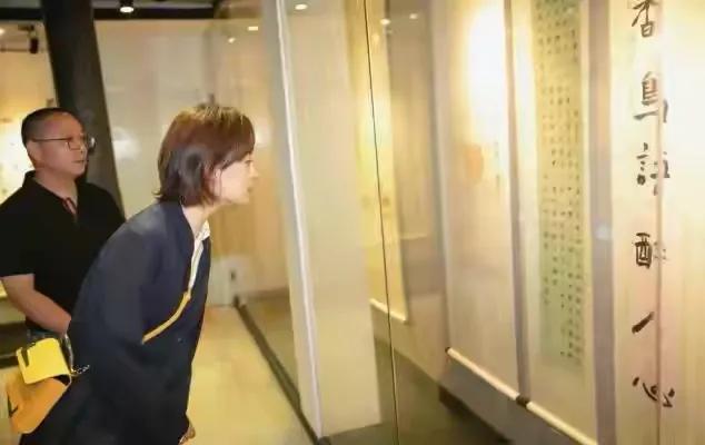 孙俪|孙俪换对发型终于不男相！过耳短发八分刘海好嫩，39岁的脸让人自卑