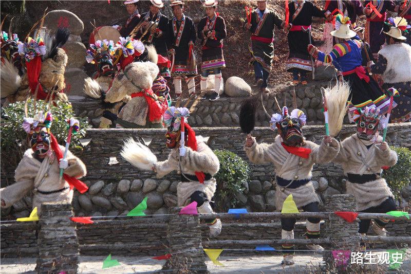 路生观史 甘肃与四川之间有条密道,是河谷,造就三星堆青铜面具的奇特长相