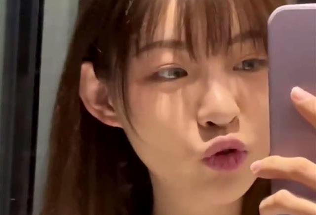 明星素颜|“机车女神”痞幼素颜如何?大胆晒出无美颜视频,看到嘟嘴的样子,懂了