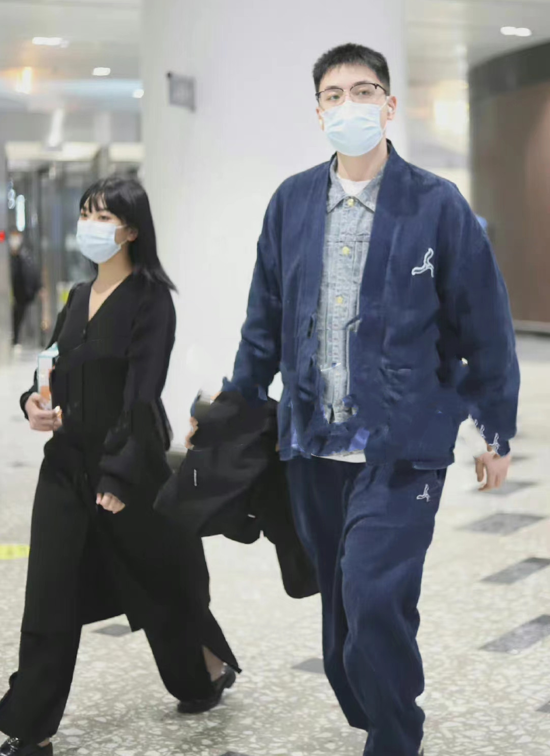 马艳丽|郭德纲亲外甥路边草丛小便，不洗手进食放飞自我，网友怒批没素质