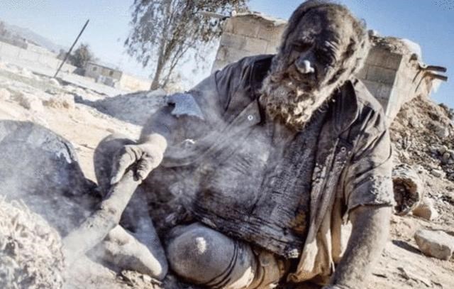 吉尼斯世界纪录|吉尼斯纪录保持者哈吉：60年没洗过澡，全身像裹了层铠甲一样