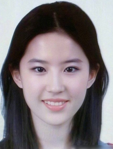 证件照|12位女星证件照对比，赵丽颖差距大，杨紫整没整一目了然！