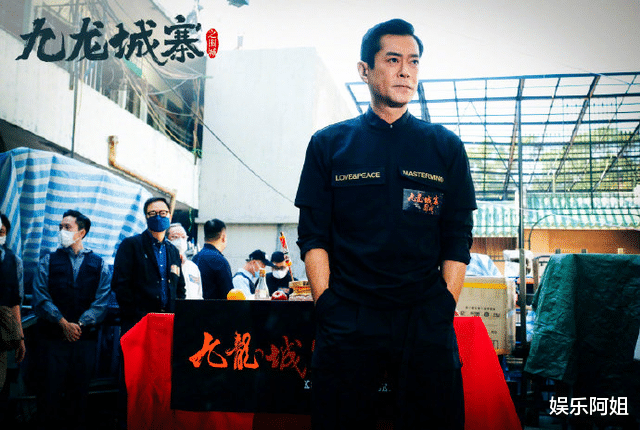 殷桃|众港星出席新戏开机！69岁洪金宝拄拐杖心情佳，林峯留胡子显野性