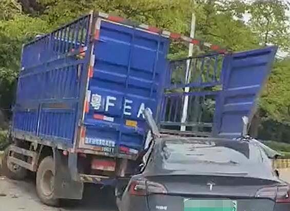 说说热点故事烩 韶关一辆特斯拉高速追尾货车，没有明显减速，网友：又是刹车失灵