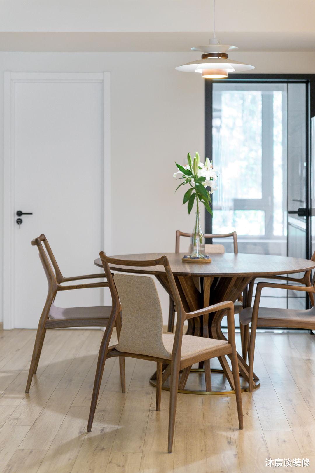 |她家不做吊顶也不做背景，不断给空间“减负”，真是越简单越好看