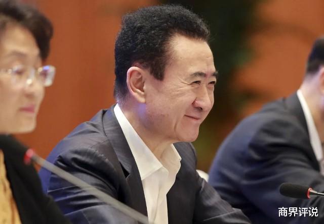 王健林|王健林在全国盖几百个万达广场，他哪来那么多钱？原来靠卖房赚的