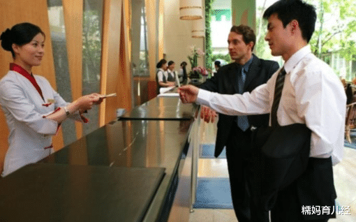 大学生|年薪超50万的人都啥“学历”?得知答案,网友没有对比就没有伤害