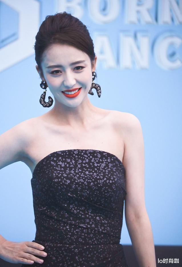 lo时尚咖 佟丽娅离婚后气场全开，穿抹胸礼裙大秀精致锁骨，盘发优雅知性