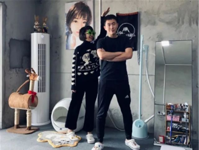 小夫妻没钱装修直接住毛坯房,却布置得超温馨!网友:这生活羡慕