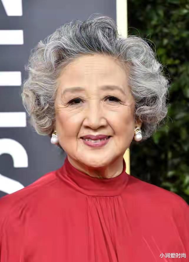 小润爱时尚 76岁胖奶奶有白发也时髦，穿红裙蓝旗袍娟秀脱俗，妈妈们照穿典雅