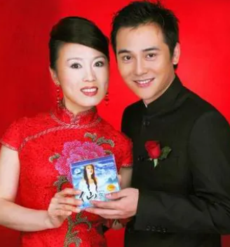 香港小姐|59岁吴琼携小15岁老公聚会，头靠头畅饮超甜蜜，结婚17年不生子