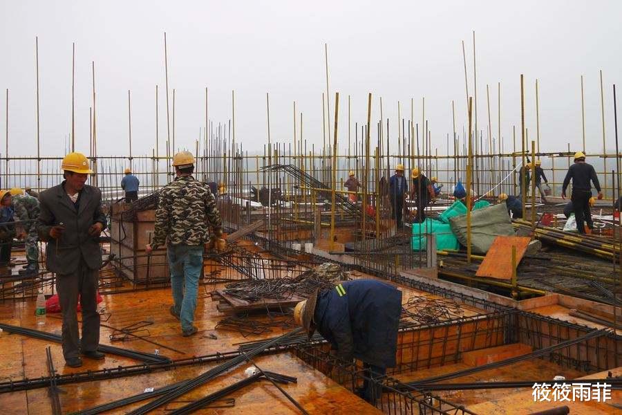 河北 为什么几乎每个建筑工地门口都放几块钢板？内行人：作用大着呢