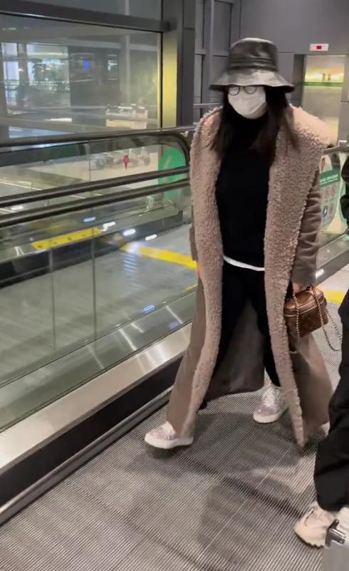 赵丽颖|李湘离婚后罕见大翻车！穿卫衣竟然显臃肿身材，挎2万包都显廉价