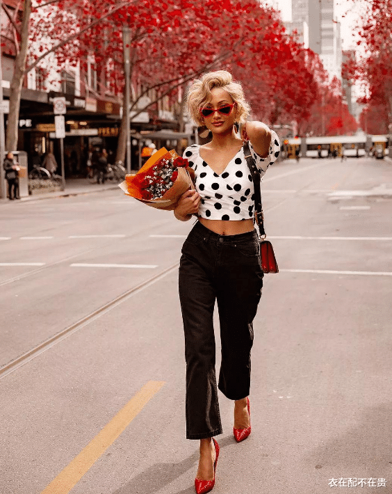 衣在配不在贵|邝美云真给“奶奶辈”长脸，穿一身黑凸出好身材，真的不像是60后