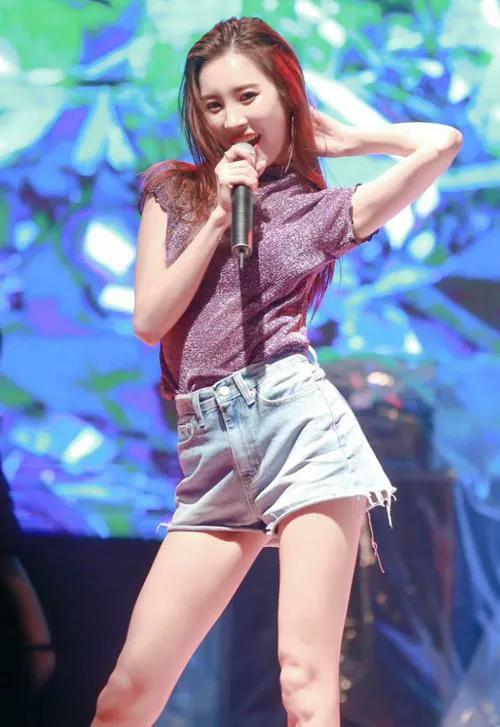 花影爱花 “南韩第一腿精\＂明星李宣美，12岁进女团赚钱养家，给经纪人打钱