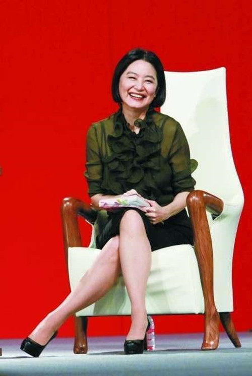 全球时尚号|林青霞半年狂瘦22斤，穿短衫又宽又大，丝巾点缀好优雅