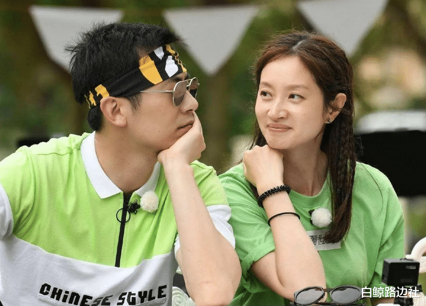 沈佳妮|朱亚文妻子现身外滩！和女儿雨中赏景拍照，38岁沈佳妮素颜似少女