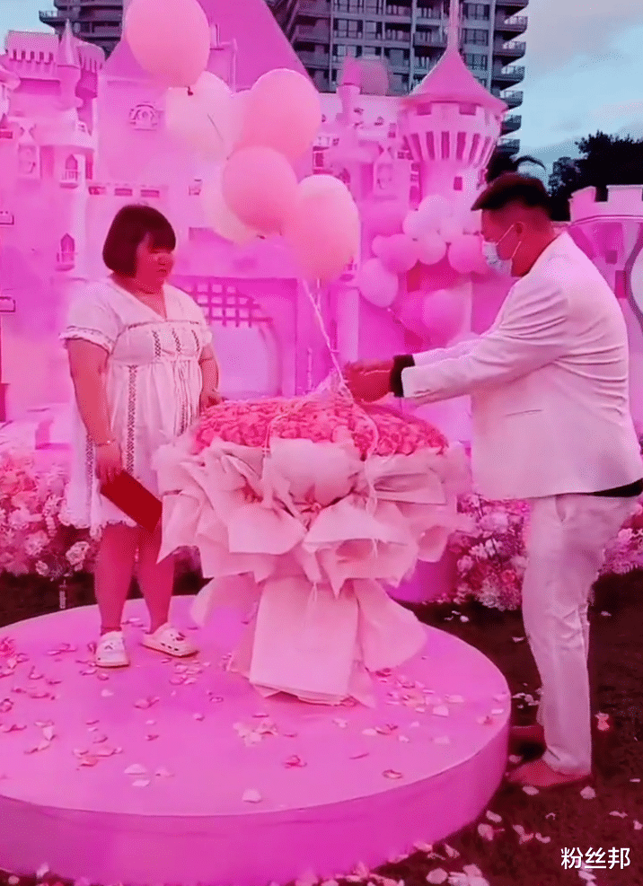 求婚|网红白小白102kg徒弟大萌，被一米九男友求婚，网友：挺可爱的