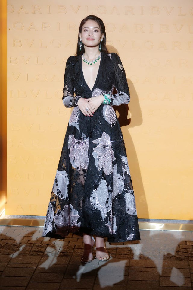 白小白的衣橱|舒淇的领子还是遮一遮吧,开口还挺大的,不咋保守但也不低俗