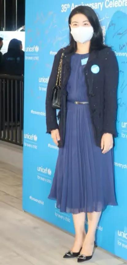 郭晶晶|郭晶晶也犯花痴！头一次见她趴栏杆上为马龙拍照，穿粉衣土味爆棚呀