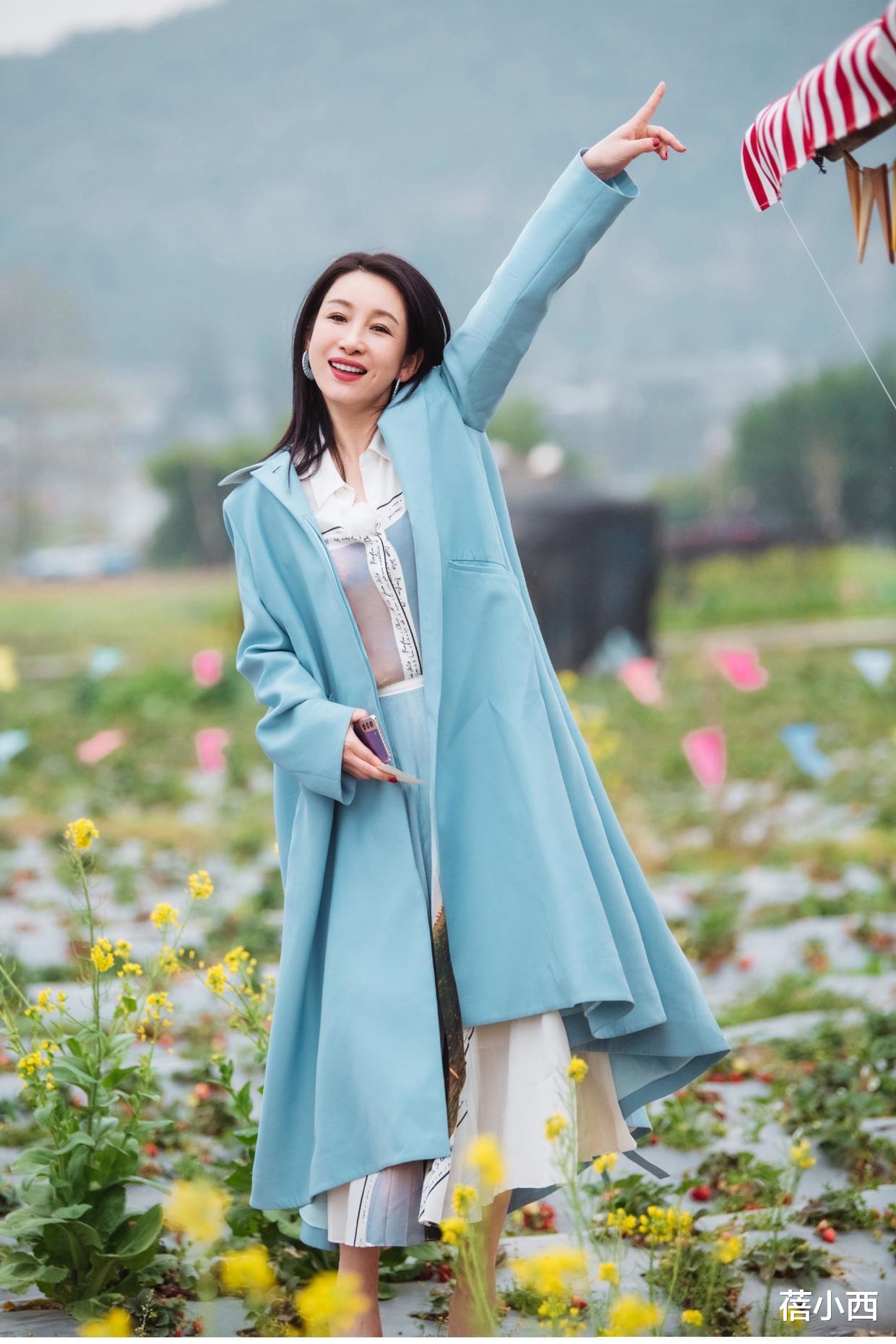 秦海璐|秦海璐穿出了70后阿姨羡慕的高级感！玩转“大衣”搭配，就服她