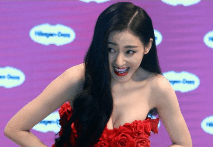 张天爱|张天爱穿西装泳衣，水上练瑜伽秀“奶瓶身材”，曾是巩俐光替