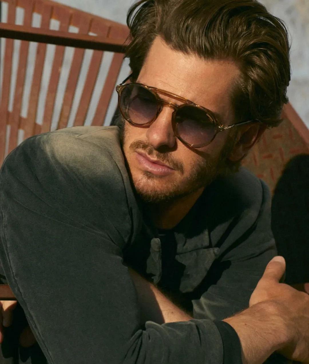 育邻人|组图：“蜘蛛侠”安德鲁·加菲尔德杂志大片，秋日型男风度翩翩