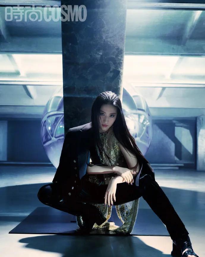 肖战|2022开年刊：杨幂豹纹妖艳，刘亦菲御姐范，肖战成万花丛中一点绿