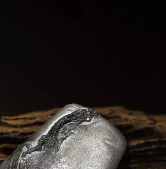 翡翠|难得一遇的“黑白”翡翠，仅需寥寥几笔，尽显一番国画之风采