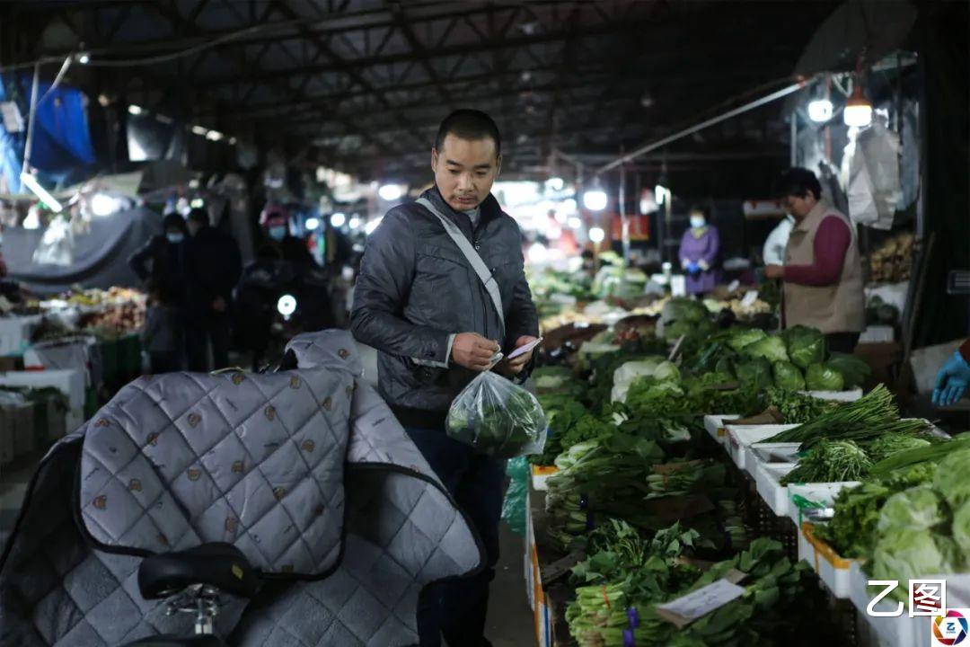 医院|寒风中男子坐在地上啃干馒头，得知他的作息时间后，所有人都心疼