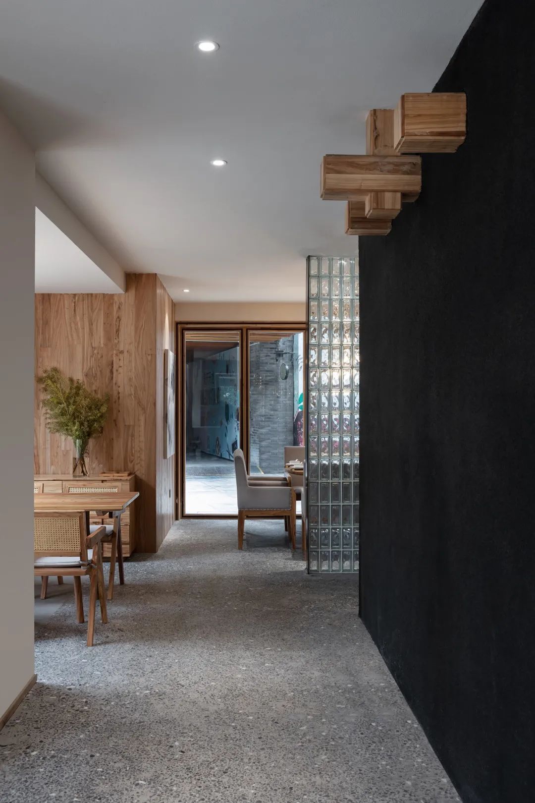 荐设 谢江明作品重庆天地餐厅：“雾食”，更务实