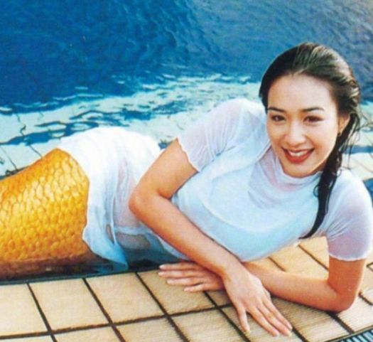 沈腾|51岁钟丽缇玩冲浪晒好身材,黑色连体泳衣,既好看又不暴露