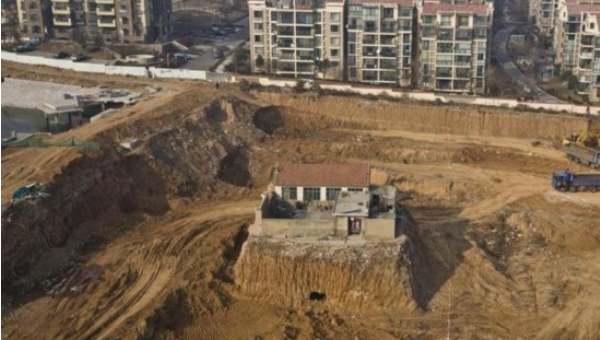 阳光语言矫正说|郑州钉子户“寸步难行”,索高赔偿无果,落在10米大坑中至今未搬