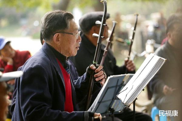 老年斑|生长老年斑，与什么原因有关？为啥有人年龄大了，却不见老年斑？