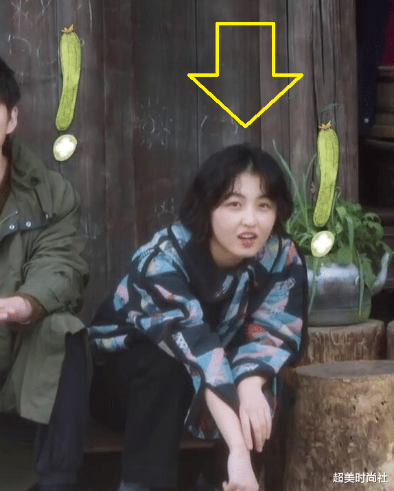 美甲|张子枫素颜上综艺，卷毛配娃娃领衬衫太清新，体态变好少女感满分