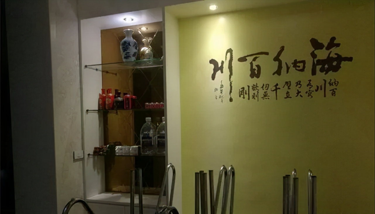 晒晒新家,住了半年还是很新,电视墙好时尚,打开就能进卧室!