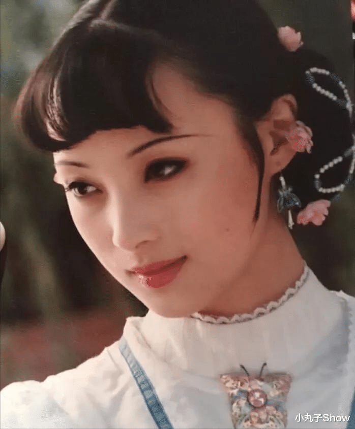 疾速追杀4|46岁蒋勤勤越来越有味道，粉色西装小露后背，身材不输给年轻女星