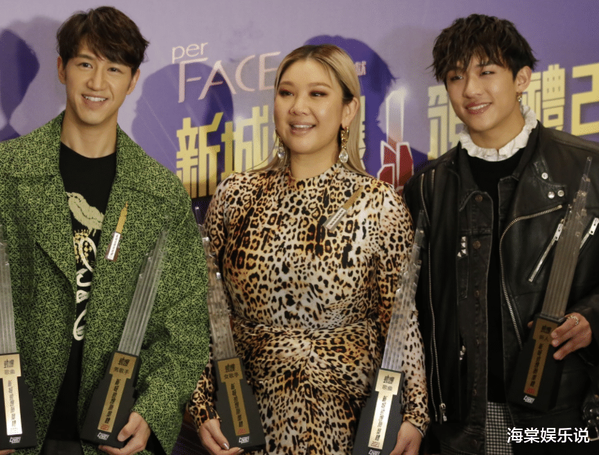 郑少秋|郑欣宜领奖摔倒，紧身豹纹连衣裙像翻转的乌龟，不愧是郑少秋女儿