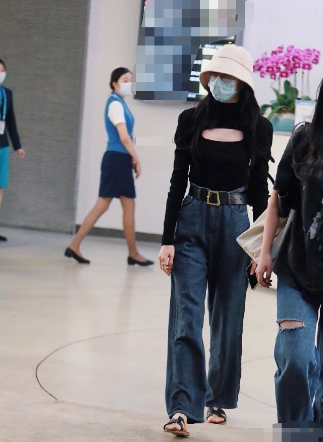 时尚课|迪丽热巴现身机场，穿镂空衣配阔腿裤，腕线过裆引好评