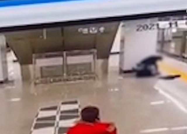 辽宁一男子地铁站追砍前妻致死,因不满其霸占儿子房产,画面曝光