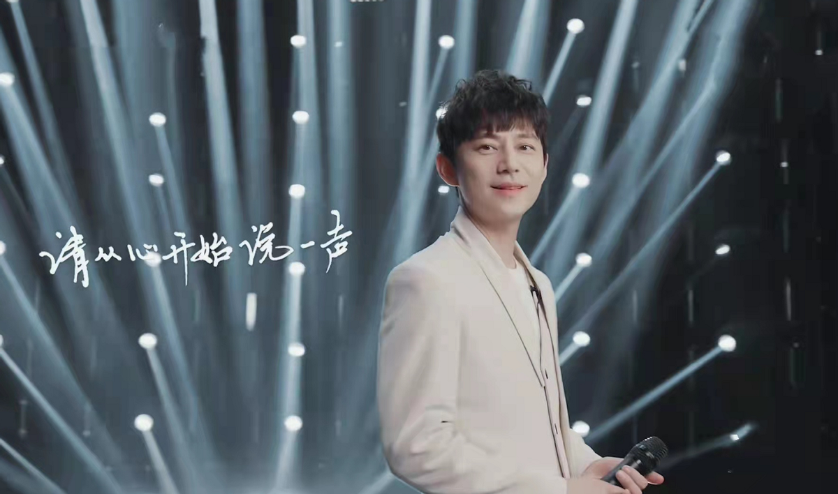 何炅|快乐家族解散？何炅独挑大梁主持新节目，穿西装终于露面苍老不少