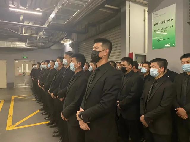 情感维护|在上海干临时安保的年轻人太多了，在这个月他们彻底歇了