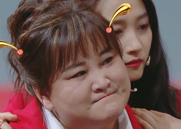 关晓彤|关晓彤和贾玲闲聊忘关麦，小声嘟囔5个字，观众要不淡定了