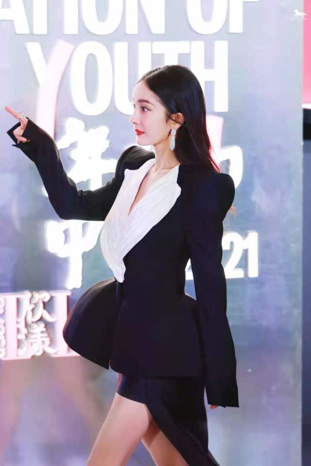 诗妮娜贵妃|杨幂红毯现场变装,先穿黑白拼色裙秀美腿,后化身辣妹秀婀娜多姿好身材