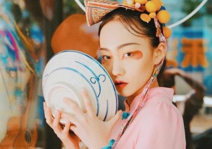 |拥有千万粉丝的网红“贝勒爷”，不丑不邋遢，真实身份高攀不起