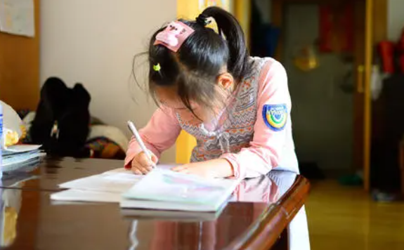 糯妈育儿经|大学教师怒批:“家长接送”行为迟早毁掉孩子,家长反怼:闭嘴吧