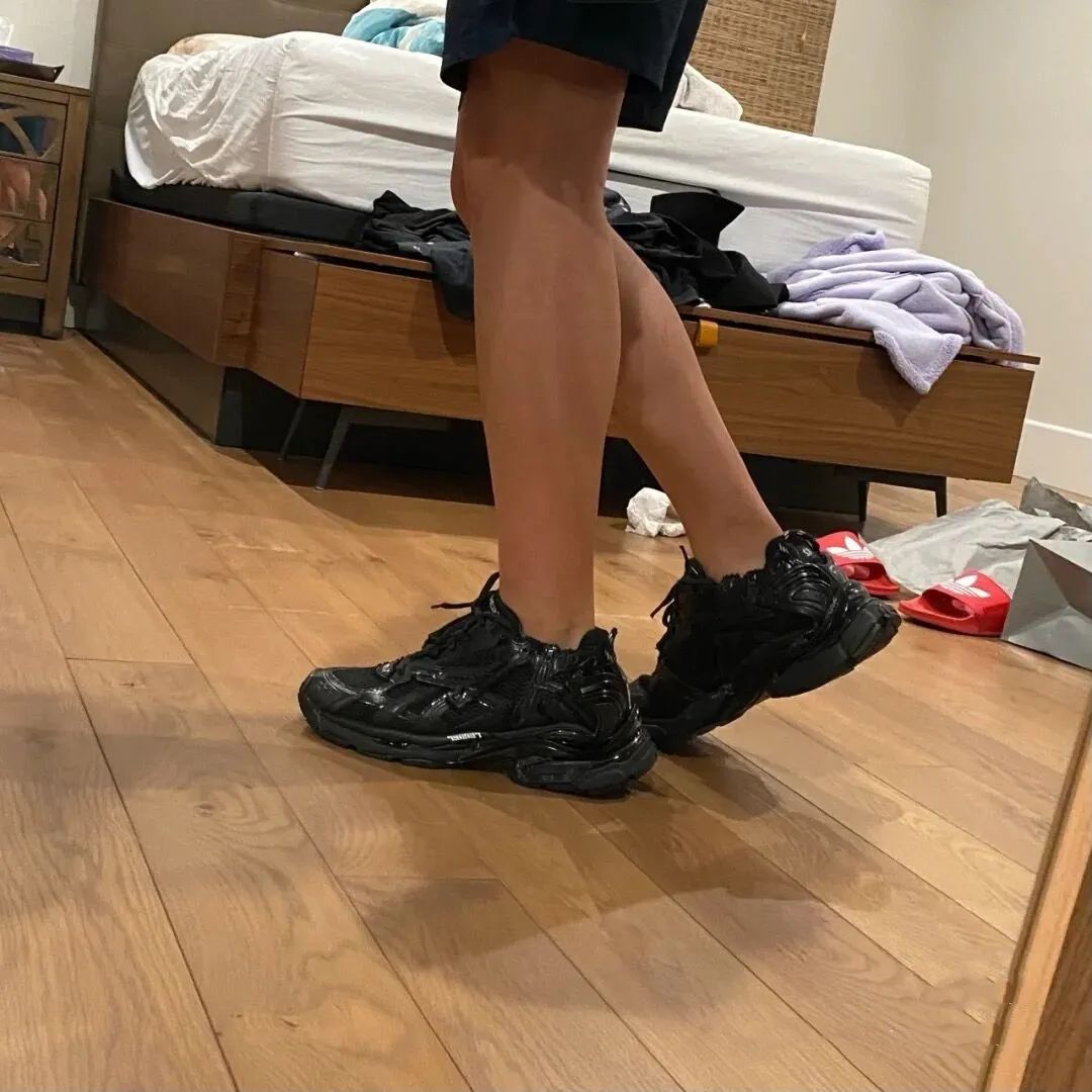 难舍离断 巴黎世家与kith联名的runner复古跑鞋是爆款还是丑笨的抄袭 都说像亚瑟士！！！