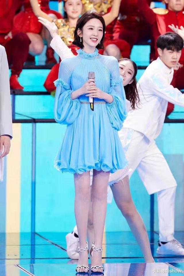 卡莉时尚show|唐艺昕气质好甜，就算穿着高贵优雅的丝绸裙，也藏不住“甜妹感”