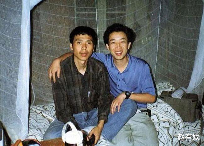 冯小刚|母亲瘫痪，冯小刚开300万宾利看望，姐姐求他：能不能帮忙找个活